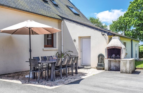 Quemper-Guezennec House | Stunning home in Yvias with sauna
