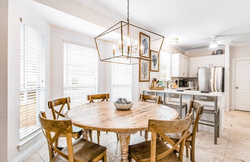 White's Gulfview House | Stunning Home near Deeded Beach, Fast WiFi, Patio, AC & 2 Bikes