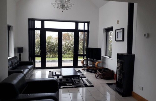 Claddaghduff Cottage | Stunning House 5 min walk from Omey strand - sleeps 8 guests in 4 bedrooms