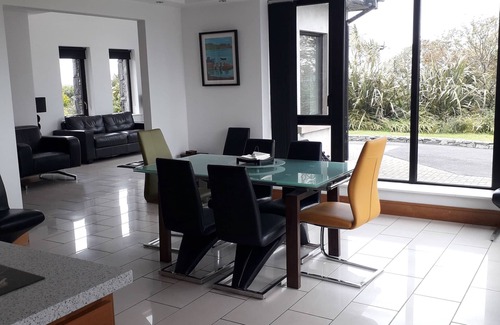 Claddaghduff Cottage | Stunning House 5 min walk from Omey strand - sleeps 8 guests in 4 bedrooms