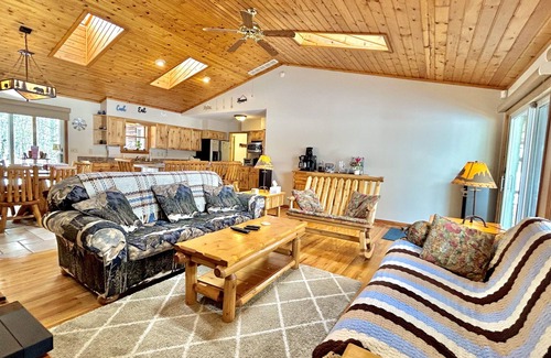 St. Helen Cabin | Stunning Lakehouse with hot tub & tree house