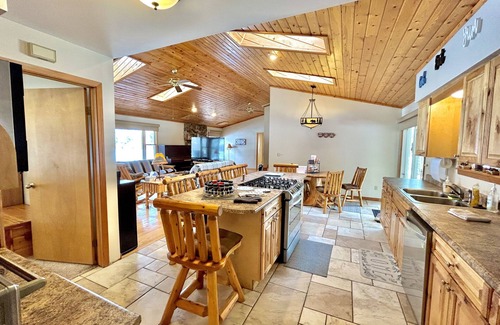 St. Helen Cabin | Stunning Lakehouse with hot tub & tree house