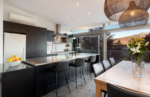 Fernhill House | Stunning lake and mountain views, spa, close to town in a peaceful neighbourhood