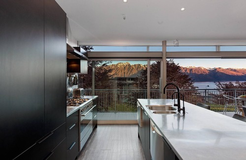 Fernhill House | Stunning lake and mountain views, spa, close to town in a peaceful neighbourhood