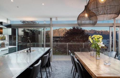 Fernhill House | Stunning lake and mountain views, spa, close to town in a peaceful neighbourhood