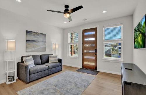 Point Venture House | Stunning Lake Home with Pool-Beach-Gym-Boat Access