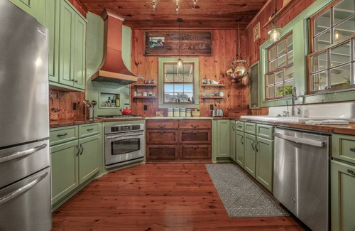 Russellville House | Stunning Lake Moultrie Estate on Deep Water
