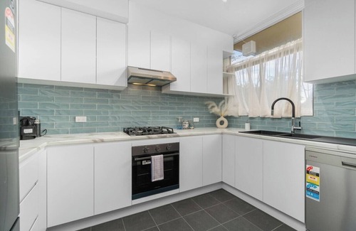 West Lakes House | Stunning Lake View Townhouse-Dream Staycation