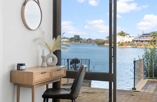 West Lakes House | Stunning Lake View Townhouse-Dream Staycation