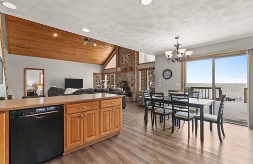 Fremont House | Stunning Lake Views! Sleeps 10!