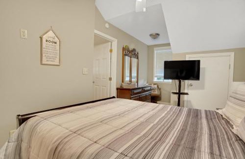 Gilbert Apartment | Stunning Lakefront Sanctuary: Your Perfect Getaway