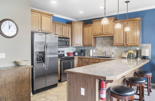 Hollister Condo | Stunning Lakefront Condo with Scenic Views and Proximity to Premier Attractions!