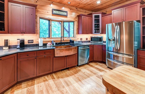 Mauston House | Stunning Lakefront Lodge On Castle Rock Lake! Perfect for Families or Retreats!