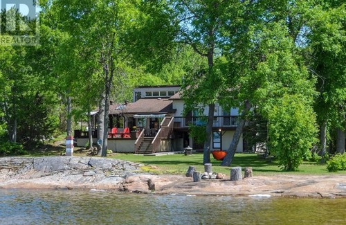Honey Harbour Cottage | Stunning Lakehouse in Beautiful Honey Harbour