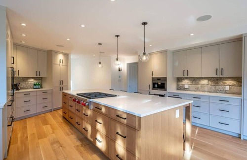 Blueberry Hill House | Stunning Log Chalet w/Mtn View, Air Con & Hot Tub