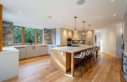 Blueberry Hill House | Stunning Log Chalet w/Mtn View, Air Con & Hot Tub