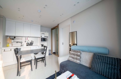 Seoul Apartment | Stunning Luxury Apartment! nSuper close to restaurants & bars, subways & buses!