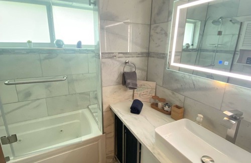 Fort Lauderdale Bed & Breakfast | Stunning, luxury retreat-style home on the water. Breakfast included.