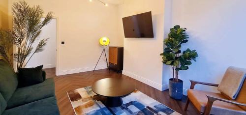 Manchester House | Stunning Luxury Spacious Holiday Home - 5 Bedrooms - Rest & Recharge in Manchester