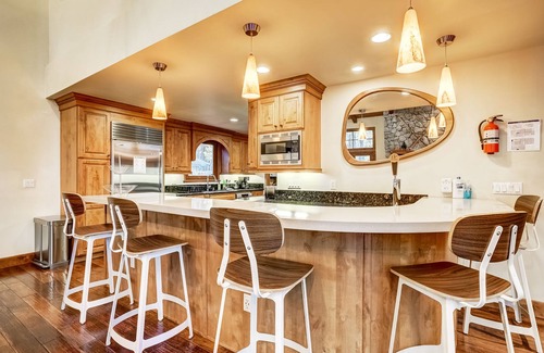 Y Area House | Stunning luxury getaway w/hot tub, fire pit, huge backyard & walk to food/bars
