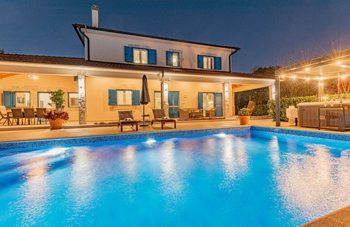 Drnis Villa | Stunning Mediterranean Villa 5 Minutes from Krka National Park