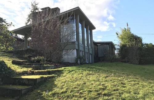 Amazon House | Stunning Mid-Century Modern 1.1 miles to Hayward Field! Radiant Floor Heat!