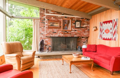 Amazon House | Stunning Mid-Century Modern 1.1 miles to Hayward Field! Radiant Floor Heat!