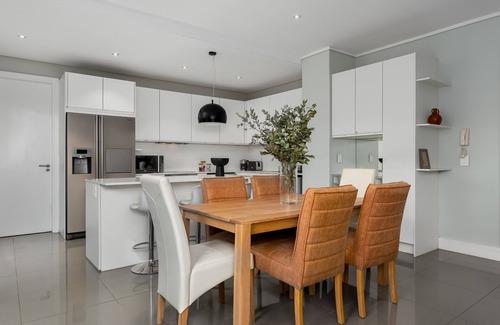 Three Anchor Bay Apartment | Stunning Modern Apartment in The Richmond