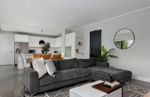 Three Anchor Bay Apartment | Stunning Modern Apartment in The Richmond