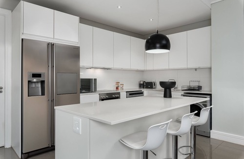 Three Anchor Bay Apartment | Stunning Modern Apartment in The Richmond
