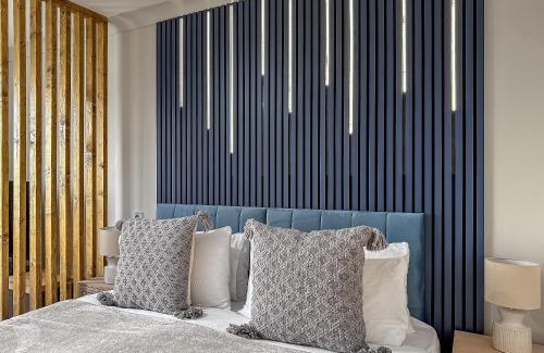 Tea Green Apartment | STUNNING MODERN Apartment Near AIRPORT & CENTRE, FREE PARKING, AMAZING LED MEDIA WALL & LUXURY MASTER BEDROOM
