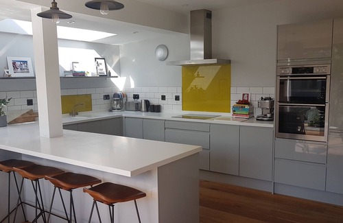 Merchiston House | Stunning modern house with beautiful garden, free parking & good transport links