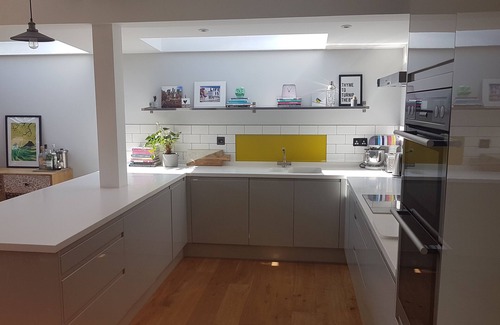 Merchiston House | Stunning modern house with beautiful garden, free parking & good transport links