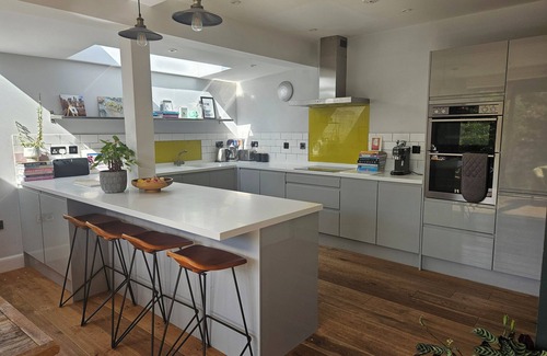 Merchiston House | Stunning modern house with beautiful garden, free parking & good transport links