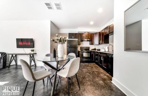 Jasper Place House | Stunning Modern Suite - King Bed - NFLX - WiFi!