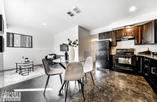 Jasper Place House | Stunning Modern Suite - King Bed - NFLX - WiFi!