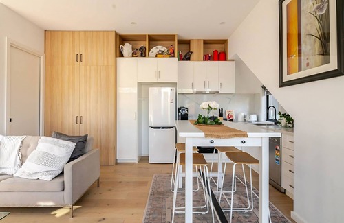 Melbourne House | Stunning, modern, two-story detached townhouse