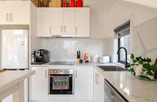 Footscray House | Stunning, modern, two-story detached townhouse