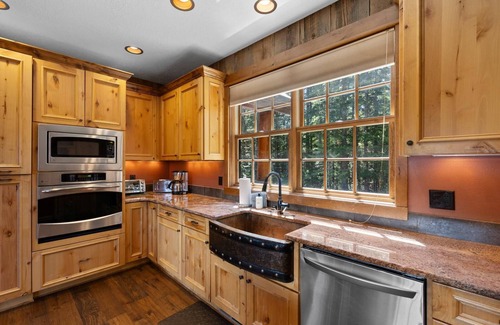 Government Camp House | Stunning Mountain Lodge, Outdoor Fireplace, Hot Tub, Gorgeous Mt Hood Views.