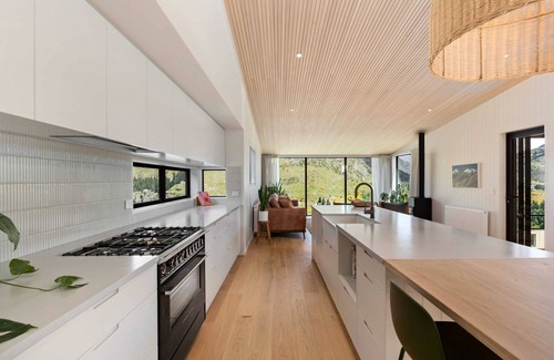 Arthur's Point House | Stunning Mountain Views in Queenstown-Hot tub