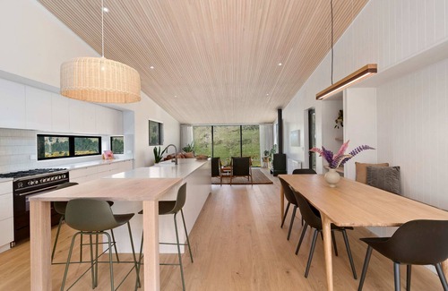Arthur's Point House | Stunning Mountain Views in Queenstown-Hot tub
