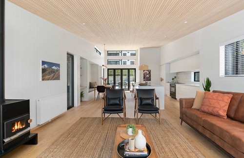 Arthur's Point House | Stunning Mountain Views in Queenstown-Hot tub
