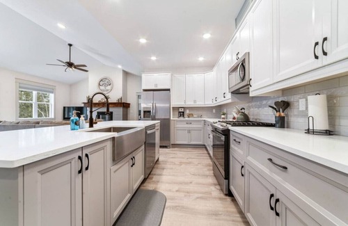 Hermantown House | Stunning New Build: Sleeps 10!