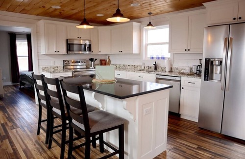 Lindseyville House | Stunning Nolin Lake Luxury Cabin w/hot tub, fireplace, swingset, and more!