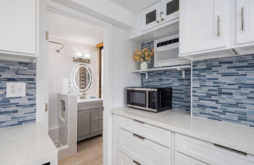 McCully - Moiliili Condo | Stunning Ocean View/Exquisite Renovated Studio/King Bed/Walk to Beach