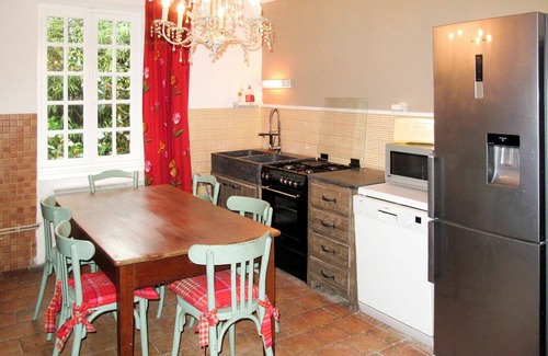 Saint-Sulpice-les-Feuilles House | Stunning private villa with hot tub, WIFI, private pool, TV, patio, pets allowed and parking