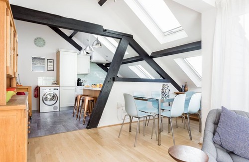Boscombe Apartment | Stunning Penthouse - 2 bed-2 Bath Apartment - Off Street Parking-Great Sea Views