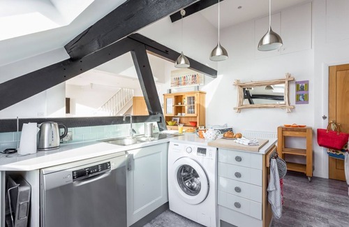 Boscombe Apartment | Stunning Penthouse - 2 bed-2 Bath Apartment - Off Street Parking-Great Sea Views
