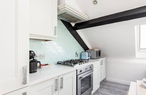 Boscombe Apartment | Stunning Penthouse - 2 bed-2 Bath Apartment - Off Street Parking-Great Sea Views