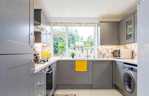 Bray on Thames House | Stunning Place, close to Windsor & Heathrow & Private Parking